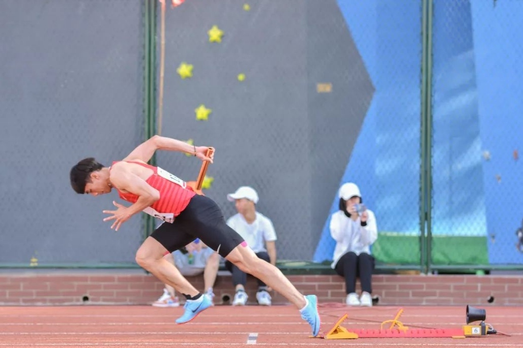 青岛大学运动会开幕式，举牌美女引来关注热议，网友齐呼要考青大