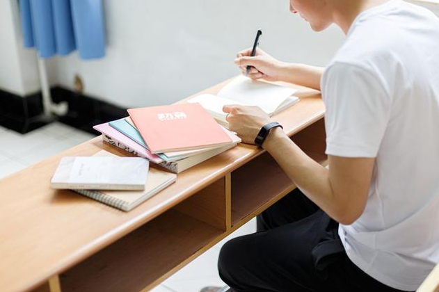 当代大学生面临的难题，期末考试陷入困境，担心挂科问题