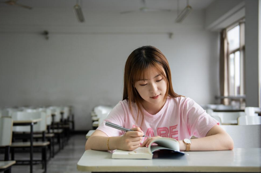 当代大学生面临的难题，期末考试陷入困境，担心挂科问题