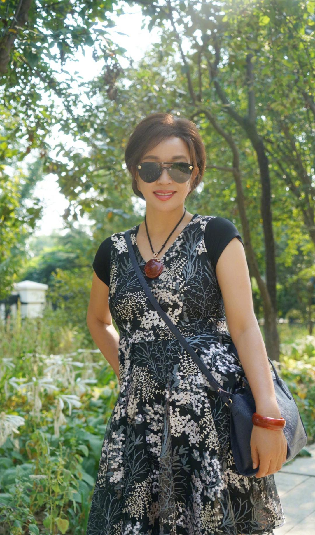 64岁刘晓庆上直播,时尚穿搭配翡翠项链减龄又时髦,妥妥的翡翠控(老料