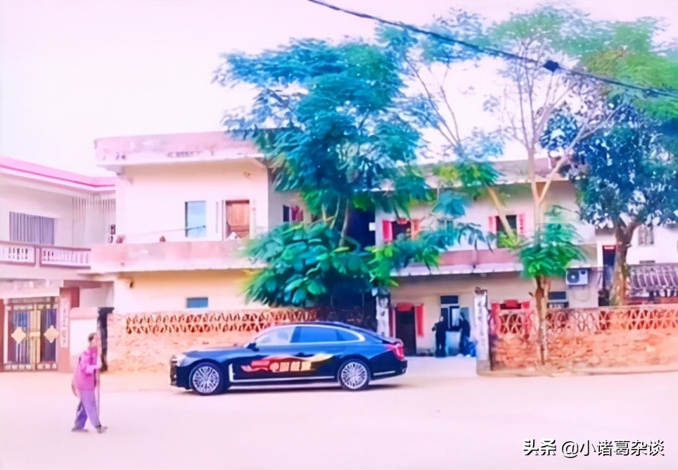 有排面！全红婵爸爸亲自接车，一个人的仪式，50万豪车送到家门口