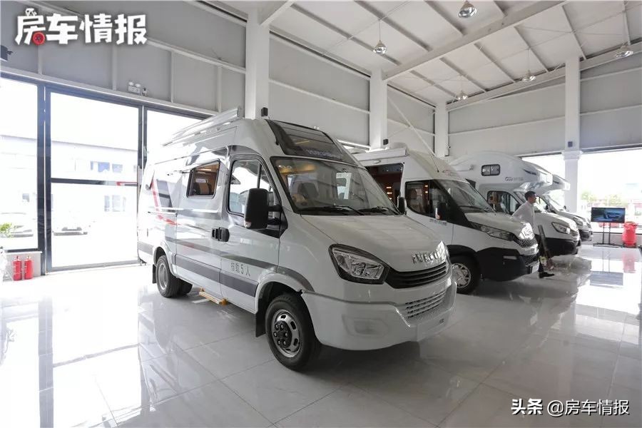 宇通依维柯B型房车2+3式布局，超大天窗，内饰豪华，适合3口之家