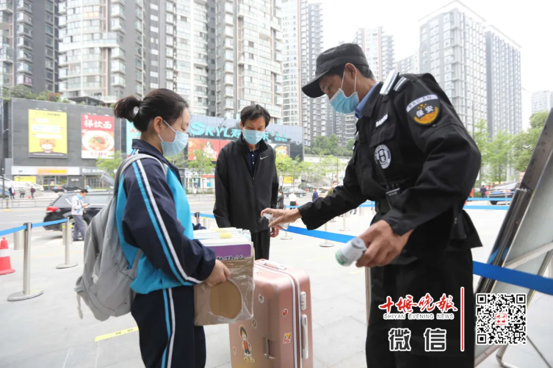 今天开学！刚刚在十堰这些学校拍下，这一幕等了太久