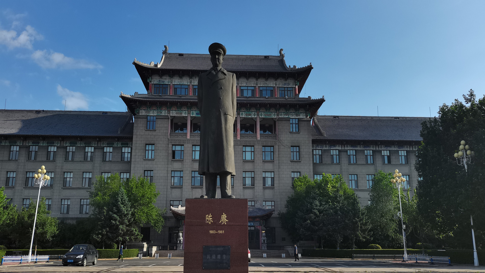 1953年，陈赓筹备哈军工学校时遭遇警察拦车，随后哈尔滨展开严打