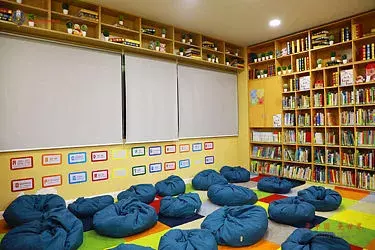 读外国语学校吗？ 学生自信开朗，成绩好，出口多那种！