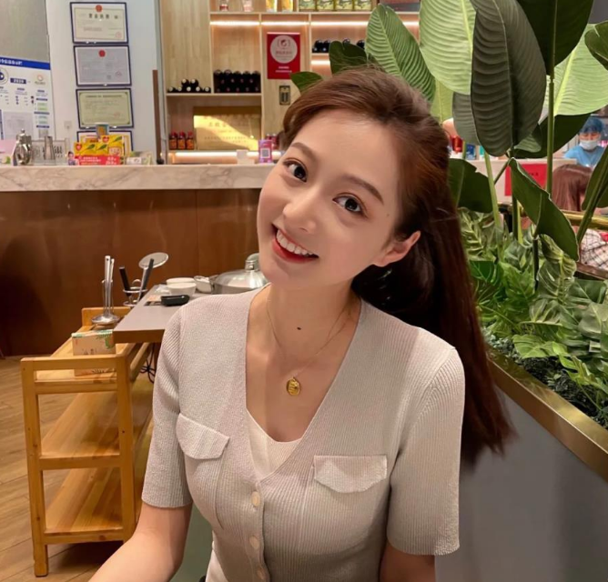 朗诵员“冯琳”火了，千里挑一的她能有多优秀？杨澜：遇强则强