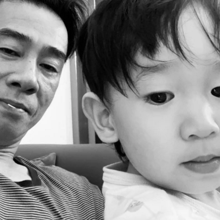 应采儿探班陈小春，俩人当众热吻，山鸡哥看老婆全程宠溺笑甜蜜蜜