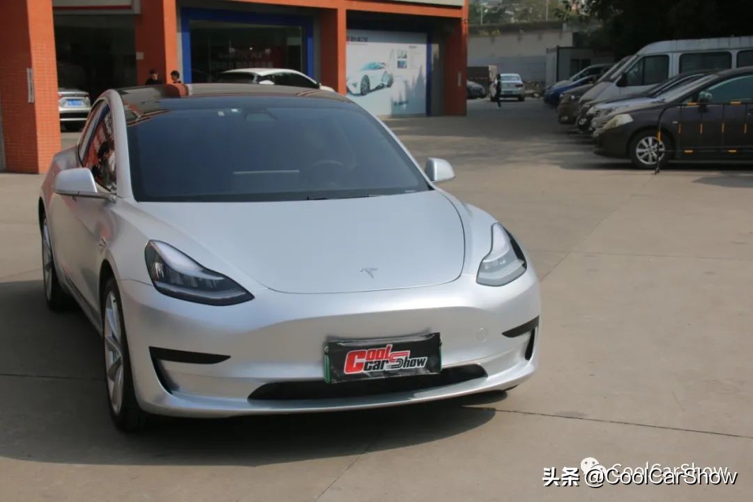汽车改色膜与喷漆相比，谁更占上风？老师傅：这还不简单吗？
