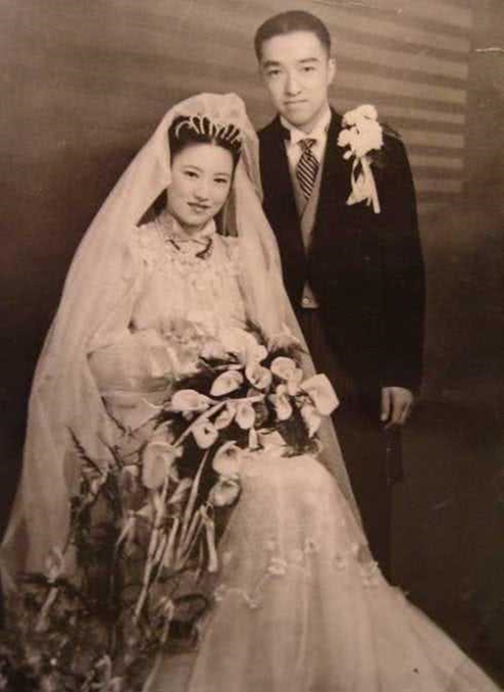 80年代婚纱照保守，90年代浓浓“影楼风”，你最钟意哪款婚纱照？