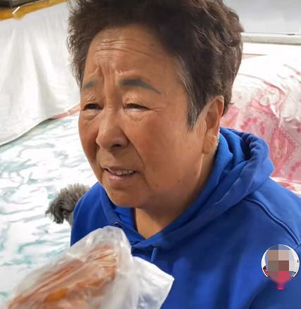 73岁奶奶拍视频，半年涨粉2000万：田姥姥，为什么这么惹人爱？