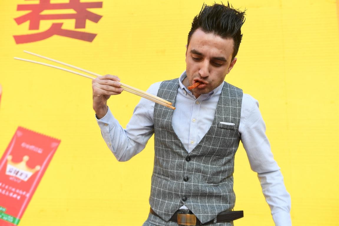 中外吃辣达人比赛用1米长筷吃辣条，中国小伙夺冠
