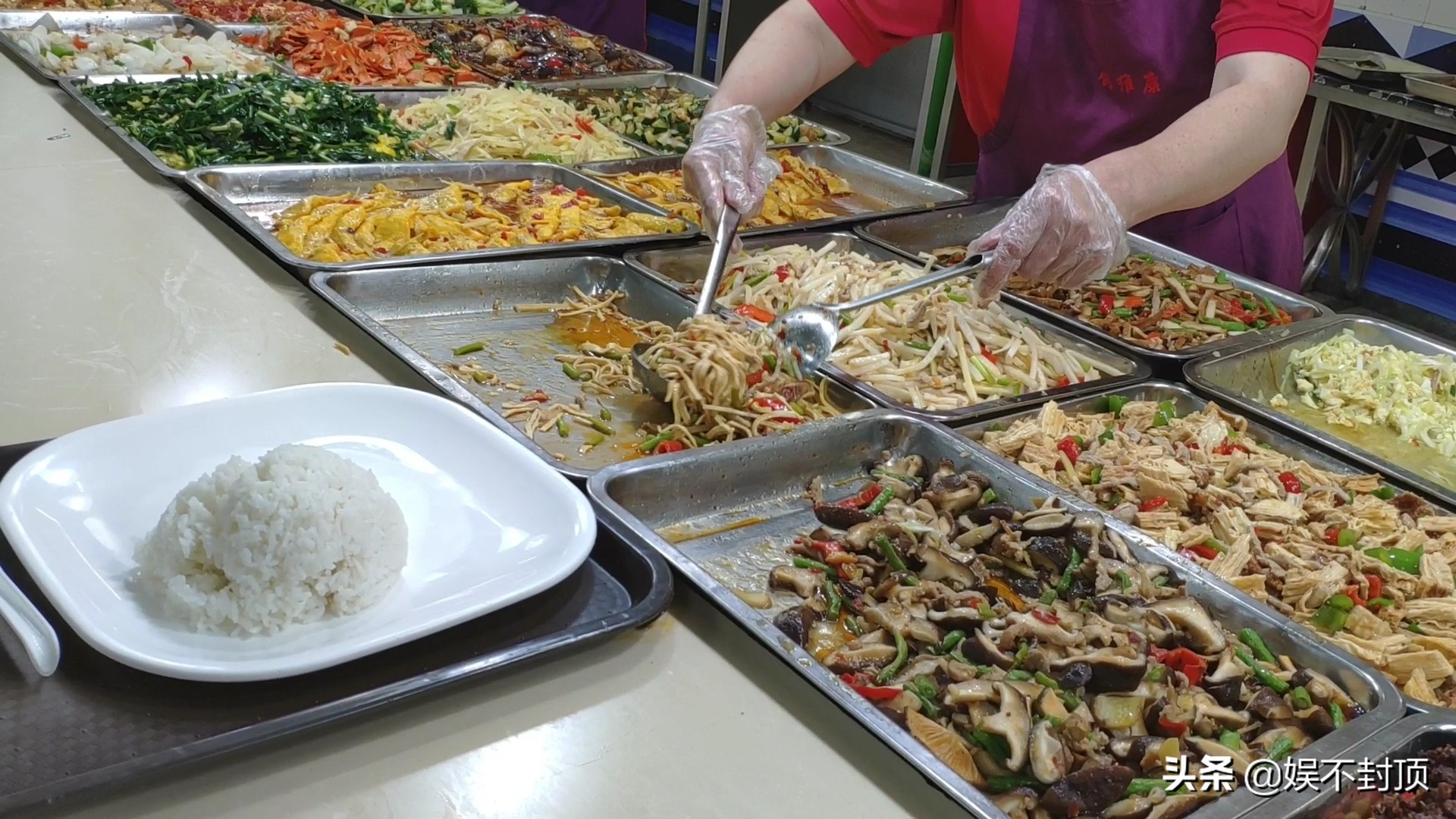深圳最大的工厂：面试要排队，吃饭也要排队，居然还有接送车