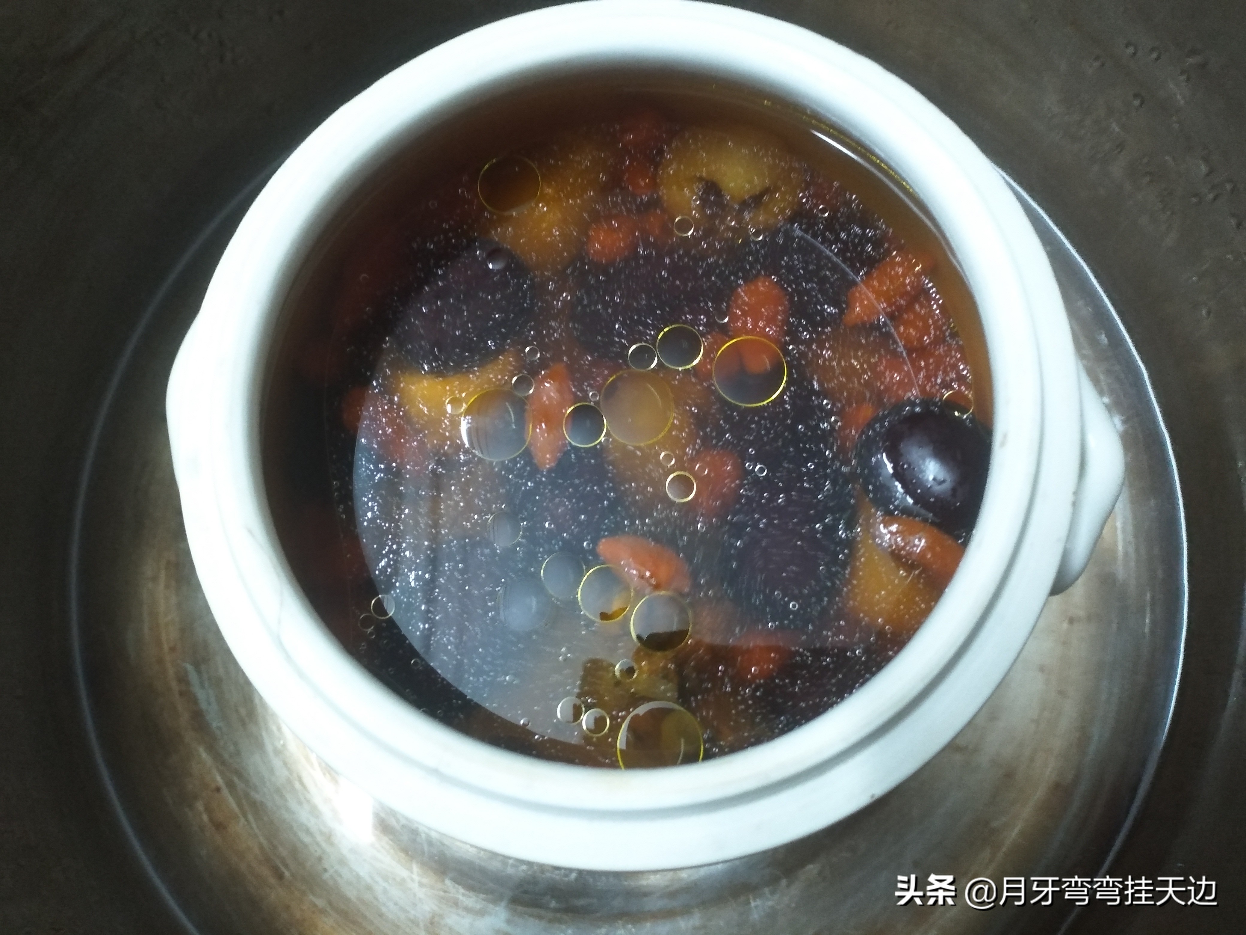 乌鸡炖汤这样做，汤色清亮补而不燥，做法简单，老人小孩特别爱喝