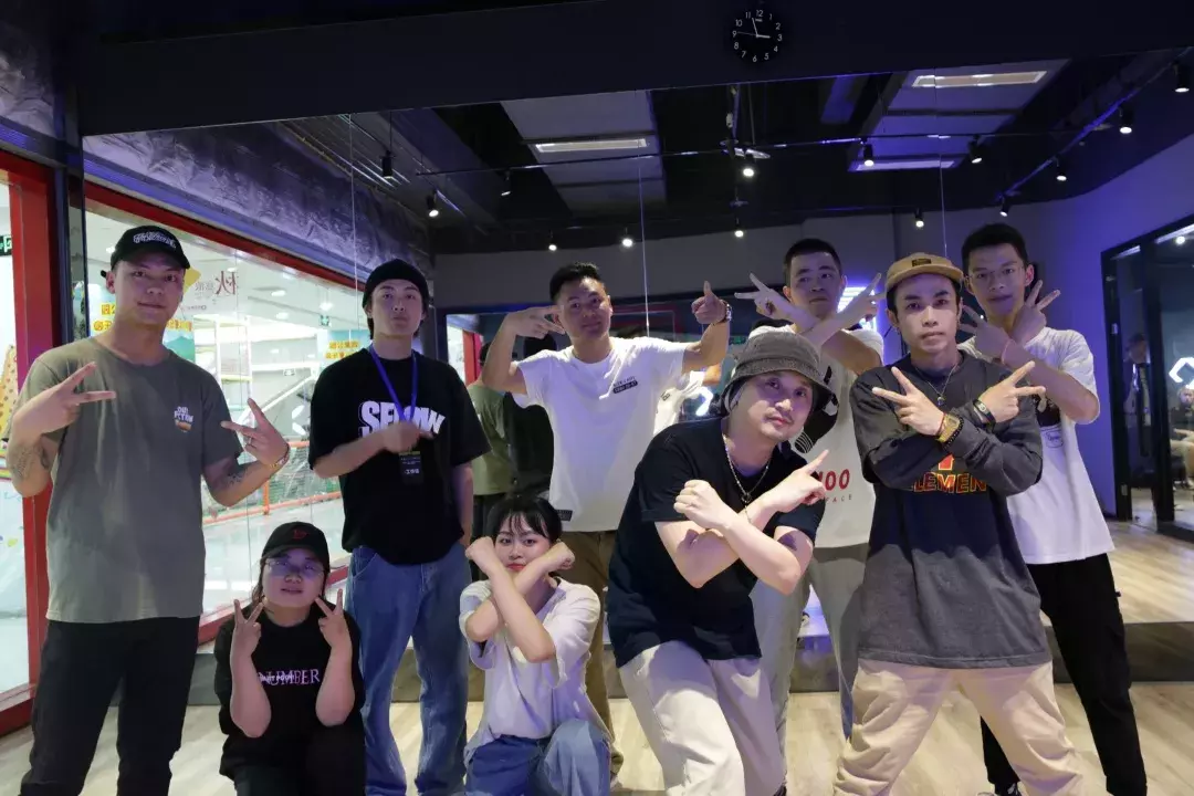 攀大出彩青年 ｜ The One万达街舞挑战赛闯入4强的攀大追梦舞者