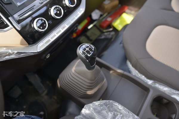 坐上去像开轿车？国六江铃凯运轻卡实力抢镜，升级的不止是内饰