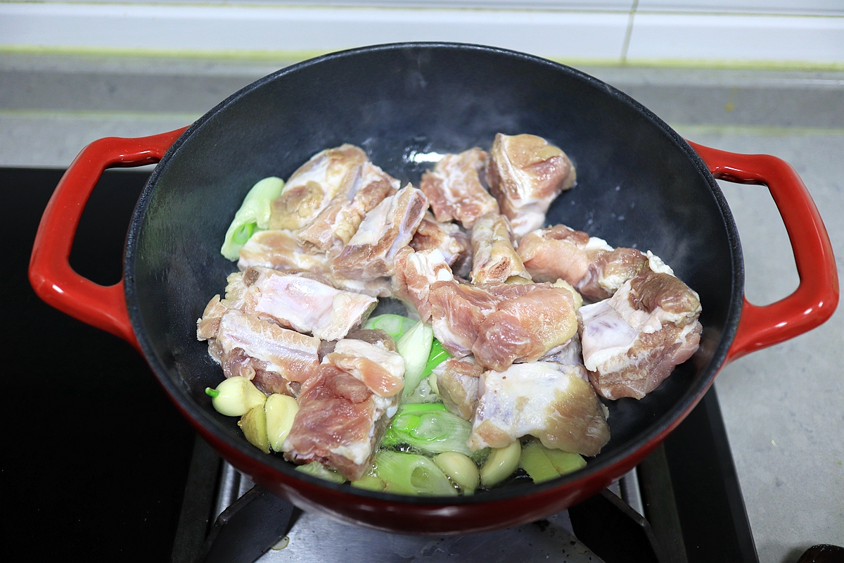 这锅排骨乱炖特适合秋冬，浓香入味料真多，一锅抵4菜真带劲