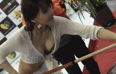 邪恶美女动态图片：妹子看到了什么，如此的渴望！