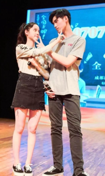 何超欣考上清华研究生，王文也晒恋爱高甜，映射出名媛们的小时代