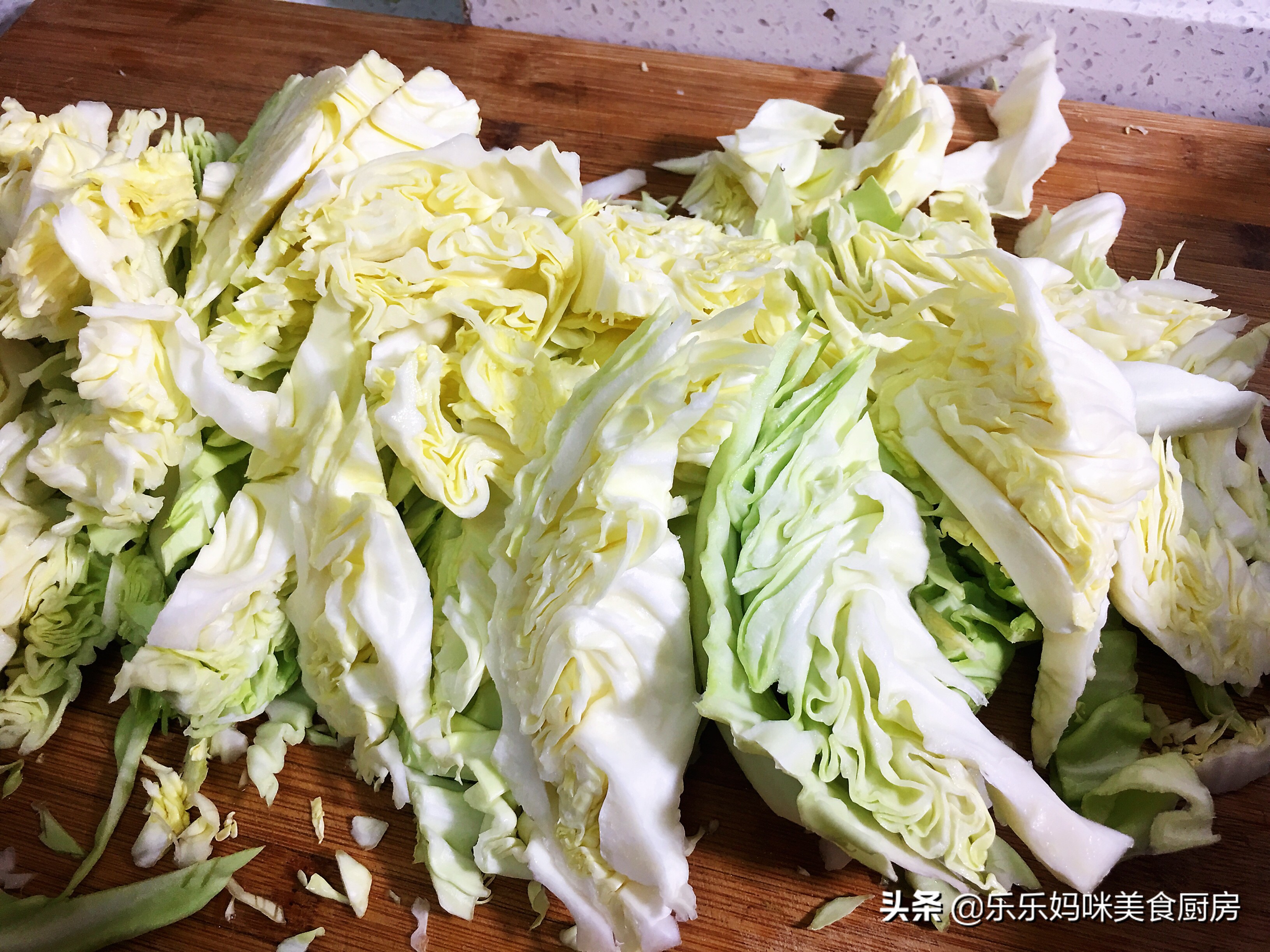 每年秋季，妈妈都用这方法腌咸菜，7种食材腌1瓮，够吃一冬