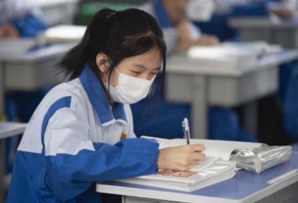 11名初一新生被劝退后续，家长让孩子在校门口住下，学校作出回应