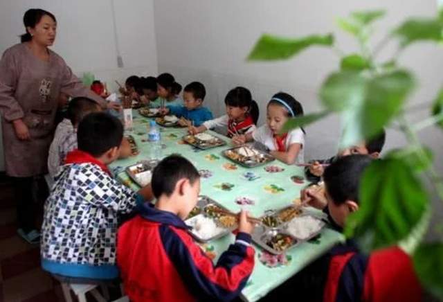 小学三点半放学必须改革，因为学生负担根本没减轻