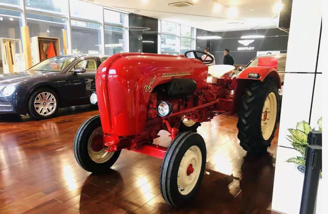名車館寄售了兩輛拖拉機，保時捷中心做保養(yǎng)，和邁巴赫賓利停一起