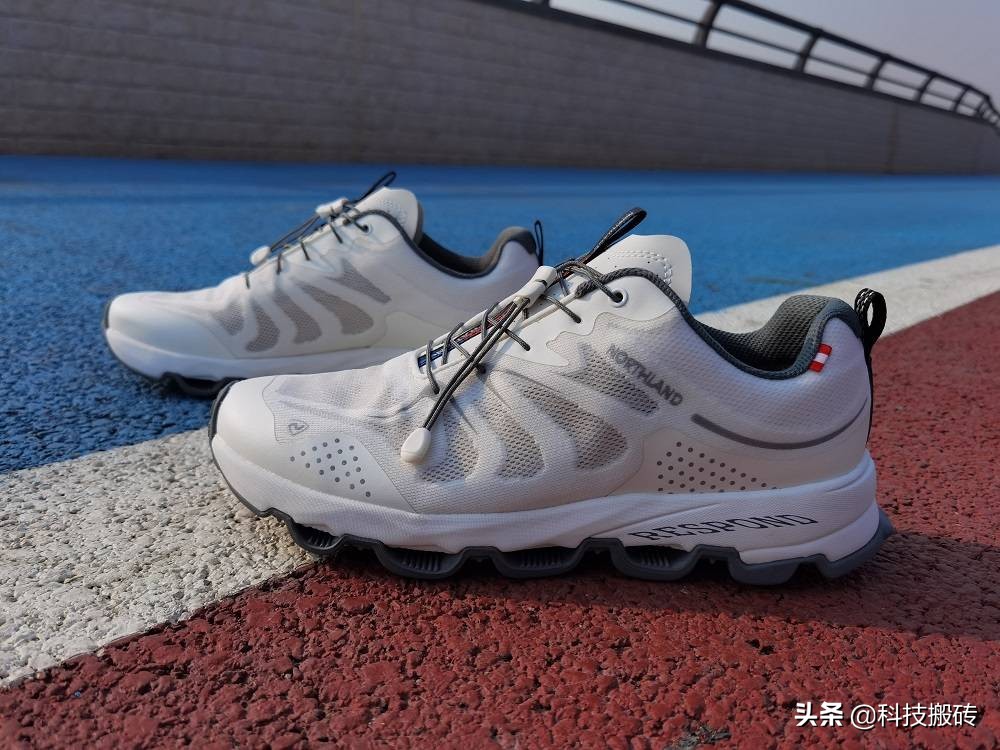 “拱桥式”鞋底，轻弹减震，诺诗兰SKYECO 徒步鞋体验
