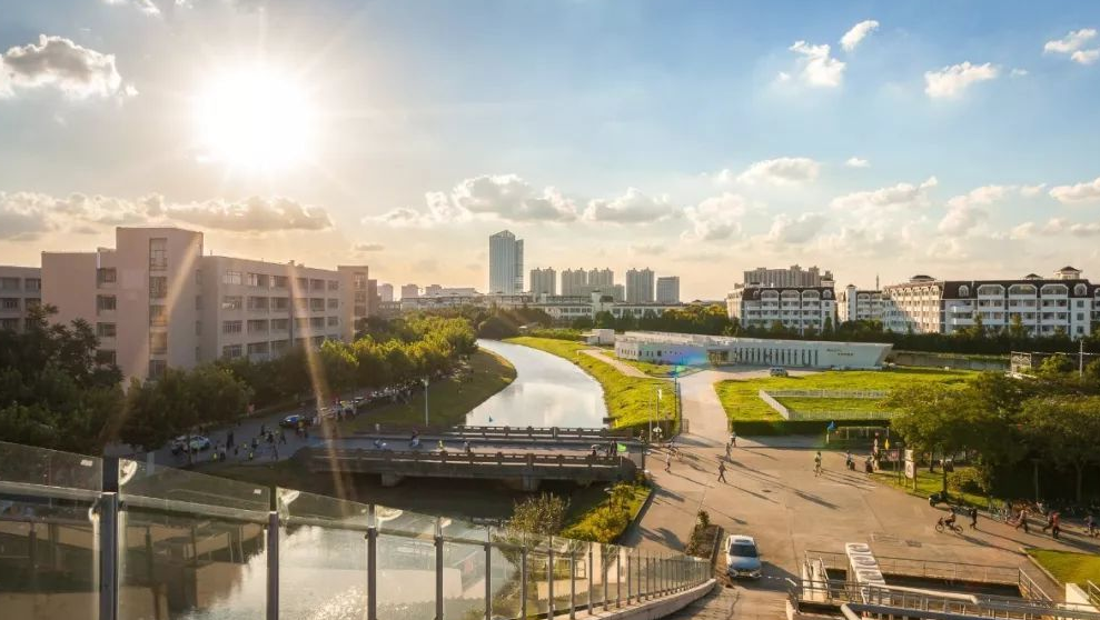 “三大顶流”师范大学，上海这所稳居第二，本科毕业就能落户上海