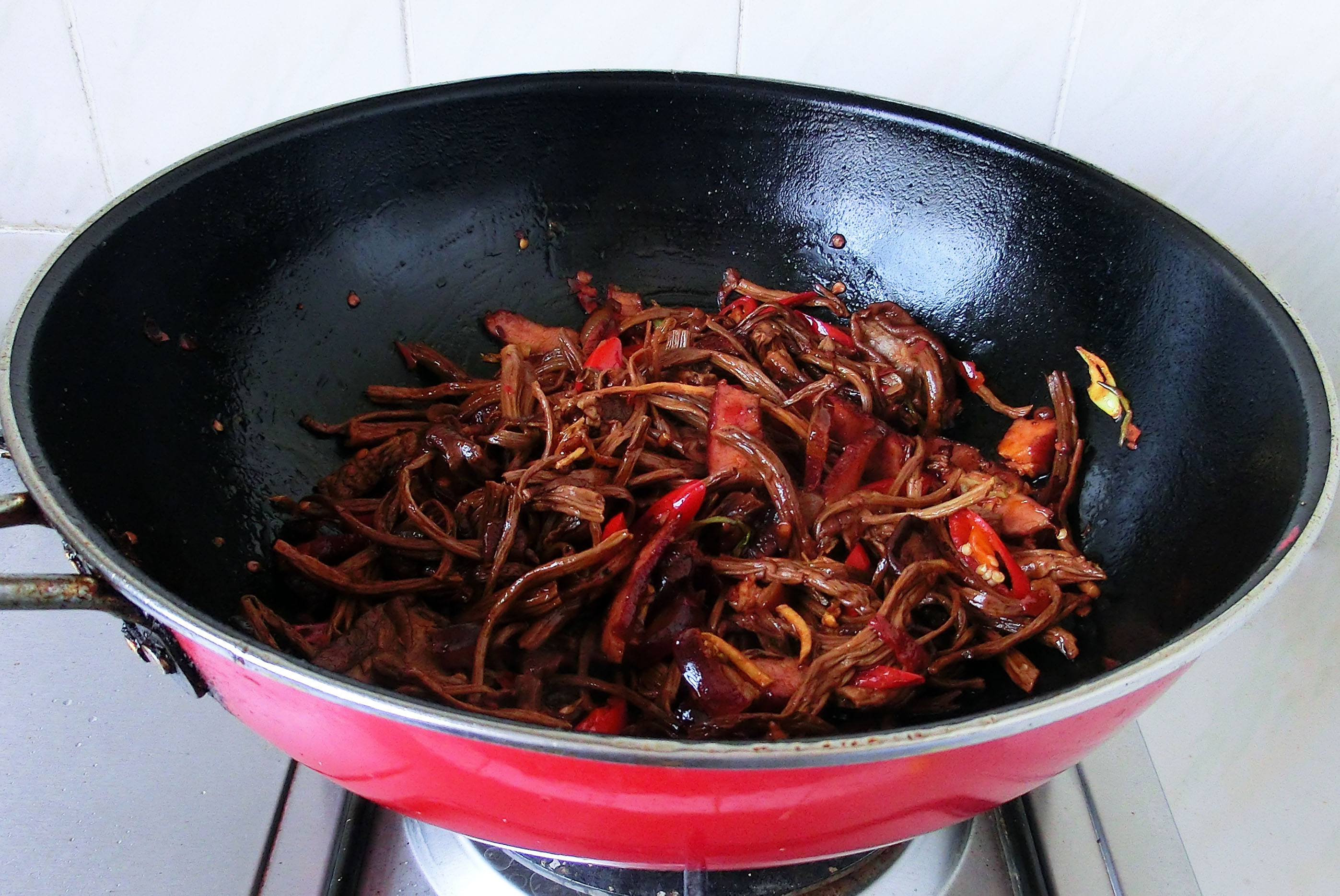 干茶树菇冷水泡还是热水泡？饭店的鲜香劲道，原来大厨是这样做的