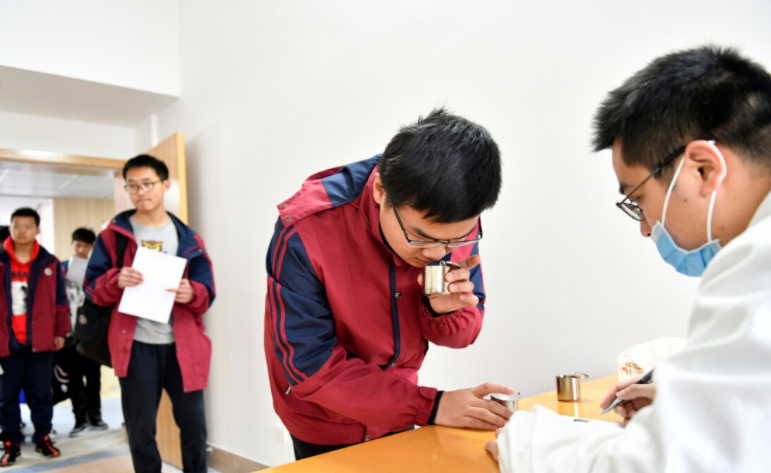 高考体检需要“全部脱光”？学生被吓成表情包，上演大型翻车现场