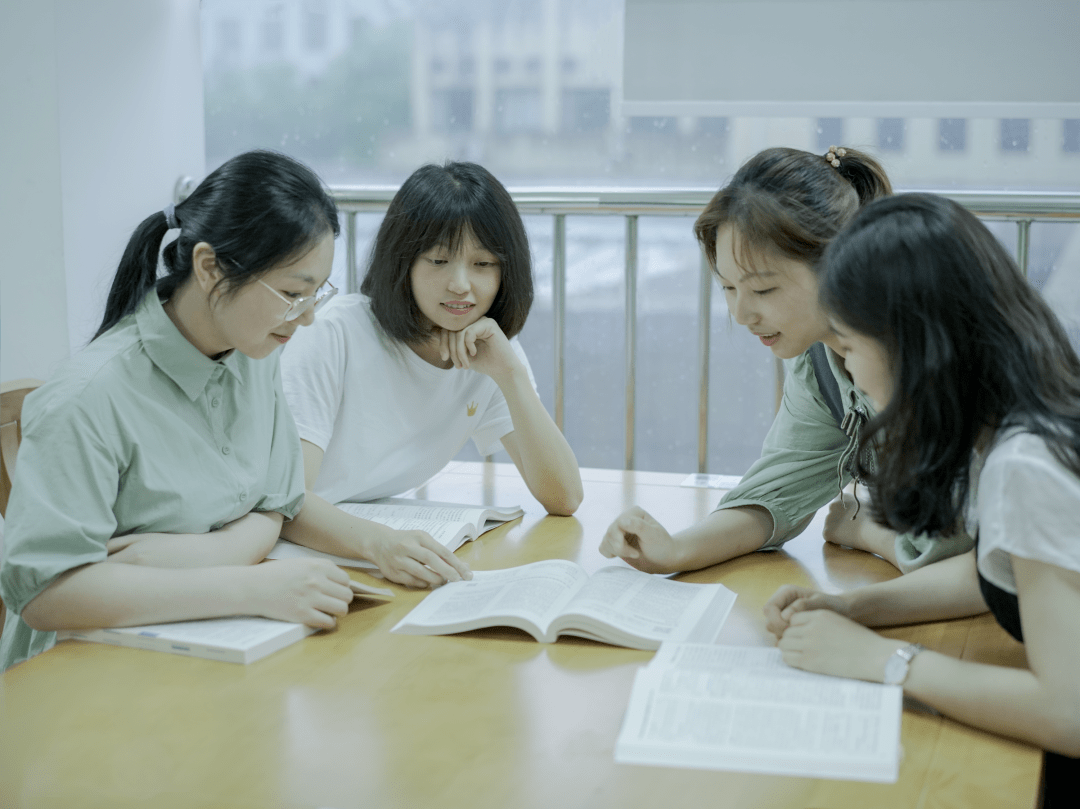 “学霸宿舍”6名男生全部考研成功，一看评论区，可真够酸的