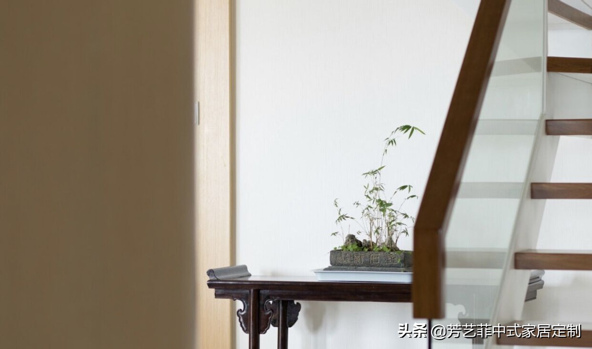 打通上下楼层做中式古宅，不设客厅做俩中堂，这创意就值100分