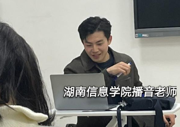 大学高颜值老师火了，被学生称为“西政何以琛”，上课还需要抢座