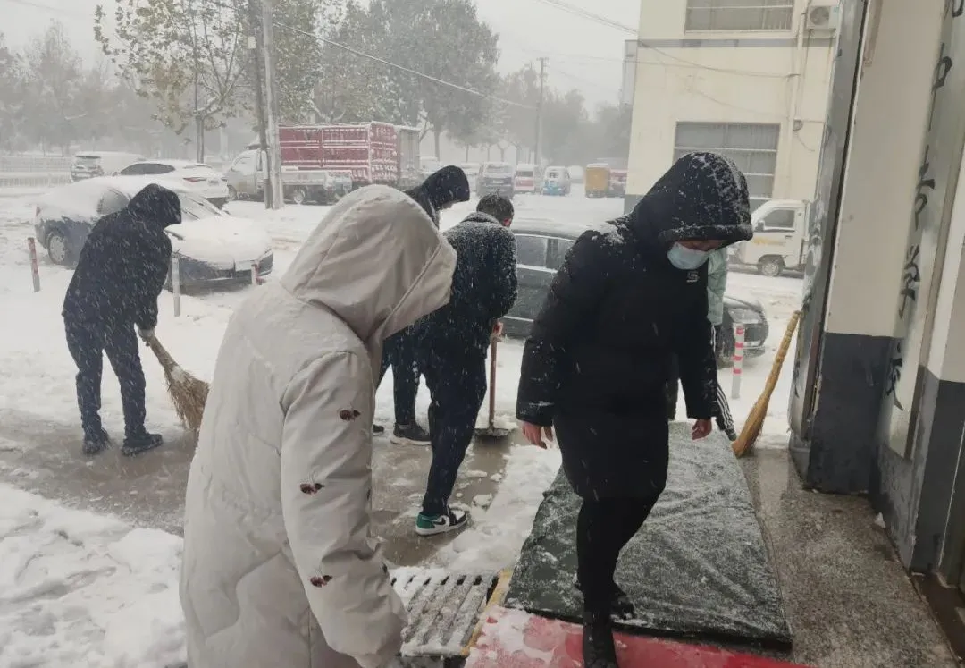 「校园资讯」铲雪除冰总动员，全体教师齐上阵