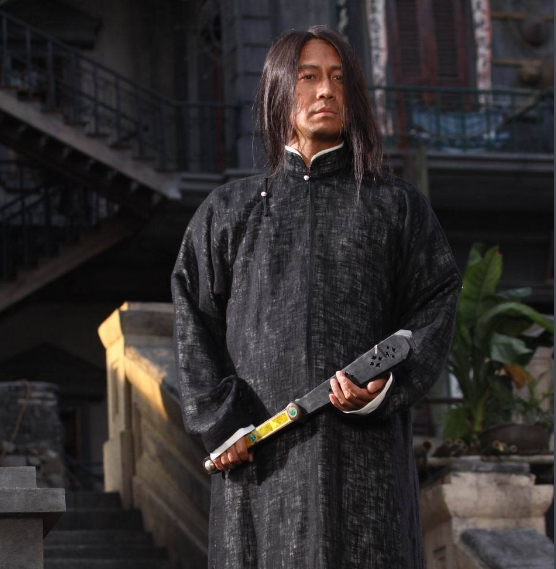 手持家传铁扇的刘郁白刘郁白这个角色本身就带有真实与虚幻的游离感