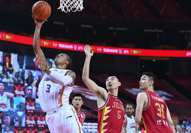 约瑟夫杨为什么不娶nba(垃圾时间还想刷50分，杨的争议举动引美媒质疑：他在摧毁CBA)