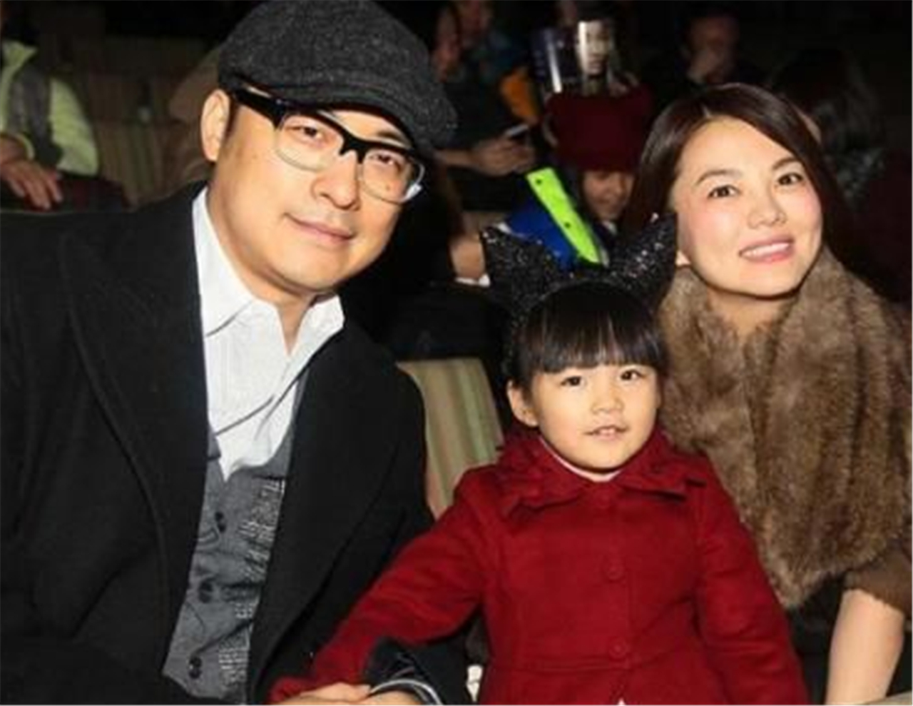 李湘晒一家三口合照,女儿手上的手链成亮点,引发网友热议