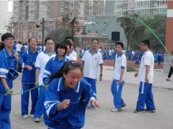 中学生的迷惑行为，四季都热衷春秋款校服，“夏捂冬冻”令人不解