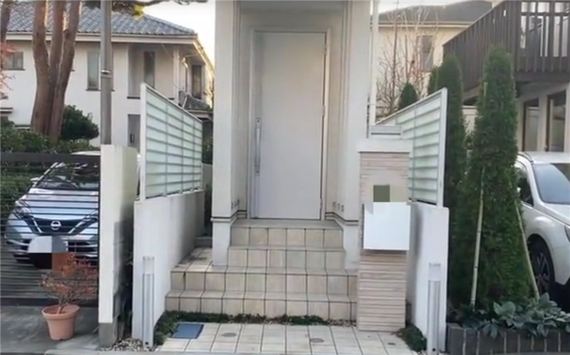 细长型卧室装修效果图：小空间巧布局，两人并肩过都难的实用改造