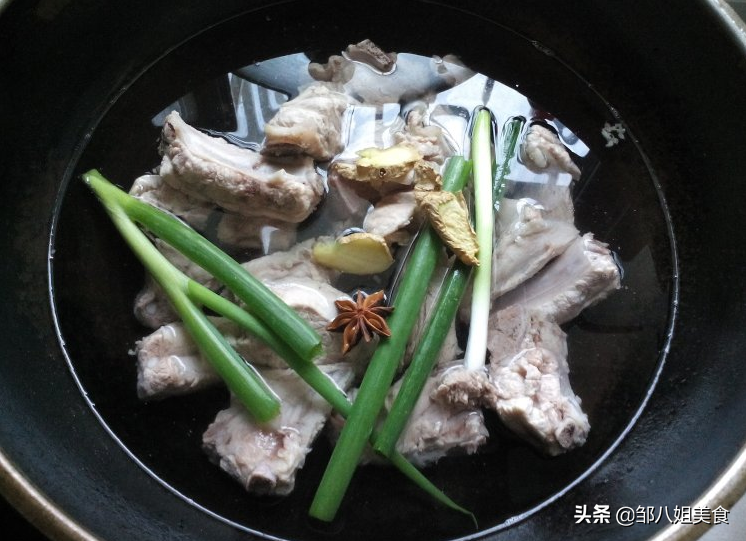 酸甜排骨怎么做美味（糖醋排骨这样做酸甜适口）