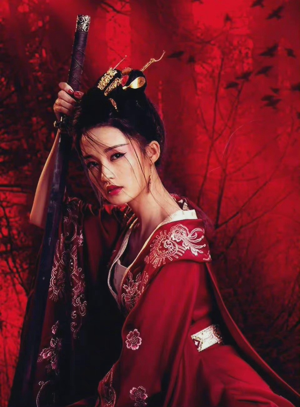 31岁李沁太适合古装造型了，一袭红衣仙气飘飘，手握长剑又美又飒
