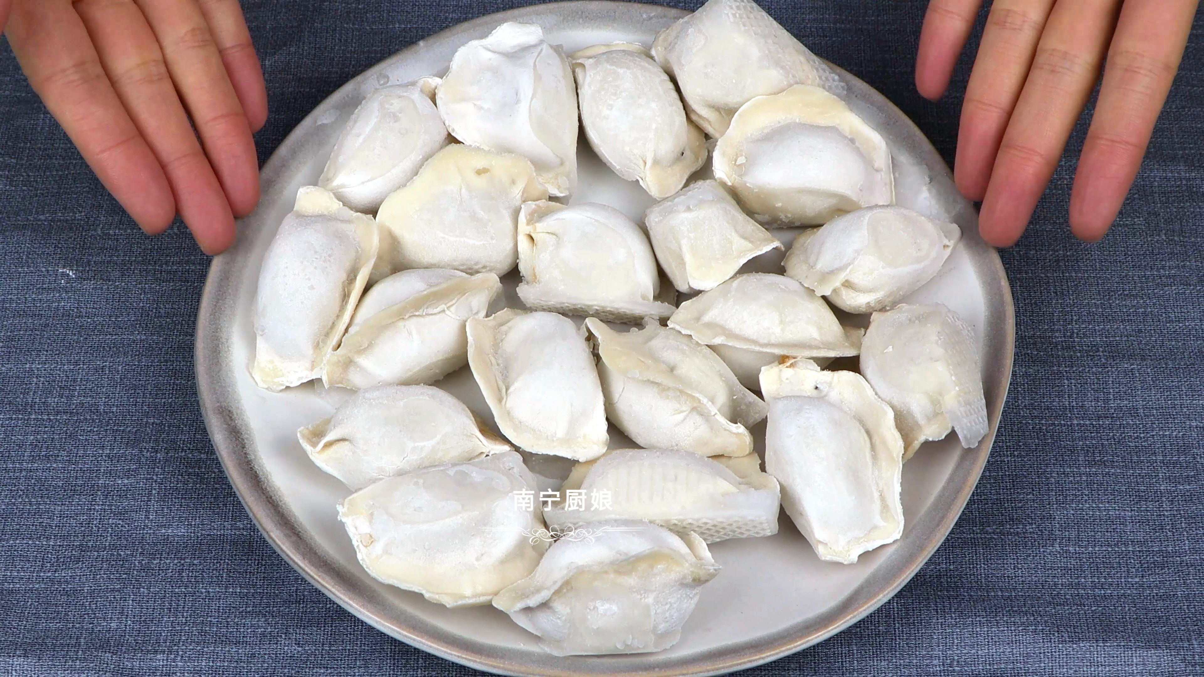煮冻饺子时，冷水还是开水下锅好？教你正确煮法，饺子完整不破皮