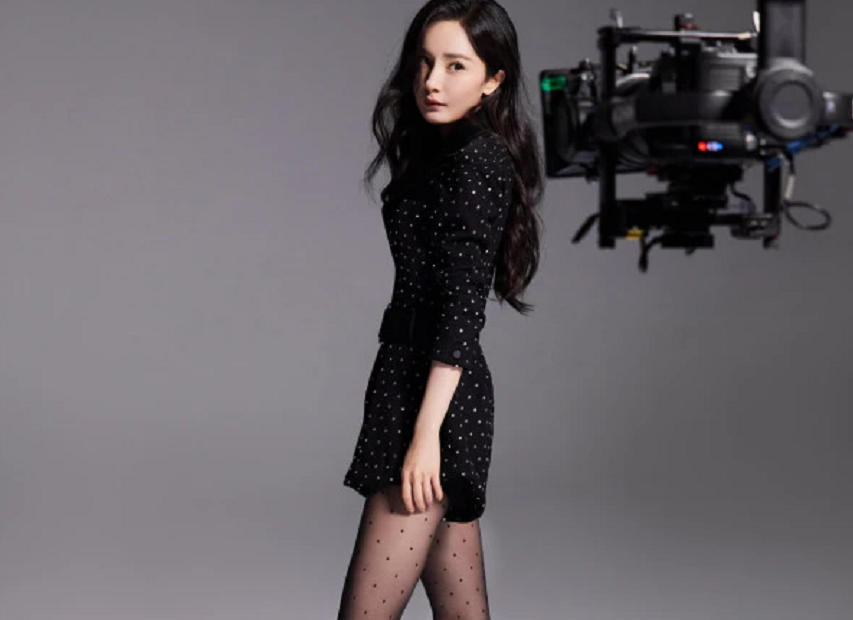 杨幂女人味大爆发!穿性感渔网黑丝摆高难度姿势秀美腿,身材超辣