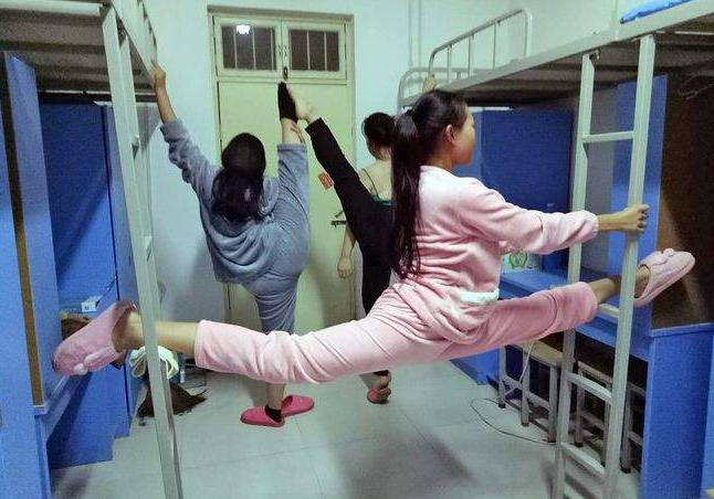 辅导员隔空查寝，要求学生摆成“特定姿势”，家长看后笑出眼泪