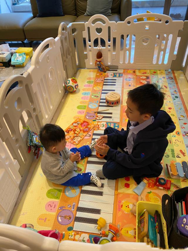 应采儿爸爸晒俩外孙近照，哥哥弹琴弟弟捣乱，“四手联弹”好有爱