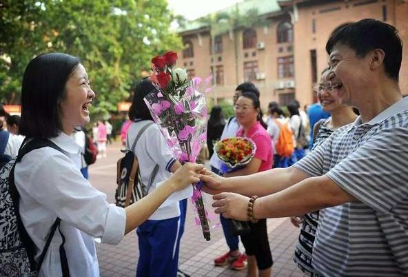 高考生估分420，家长埋怨：天天学到半夜，跟200分的学生抢大专