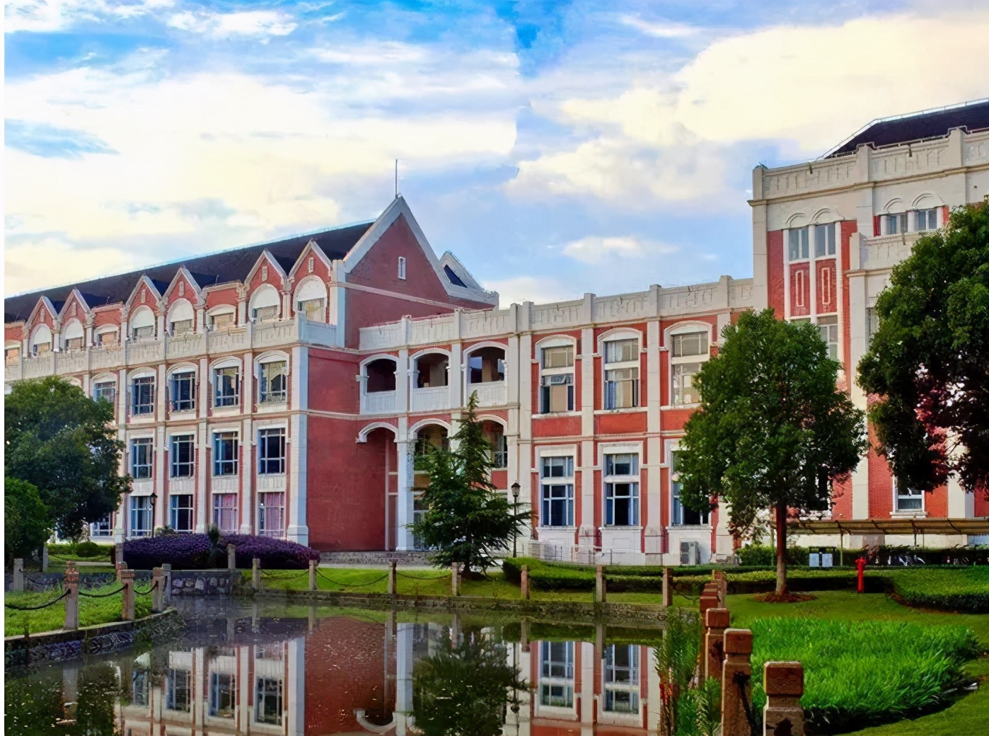 坐拥全国第一、中国首个！上海这所高校还走出央视记者、外交官等名人！