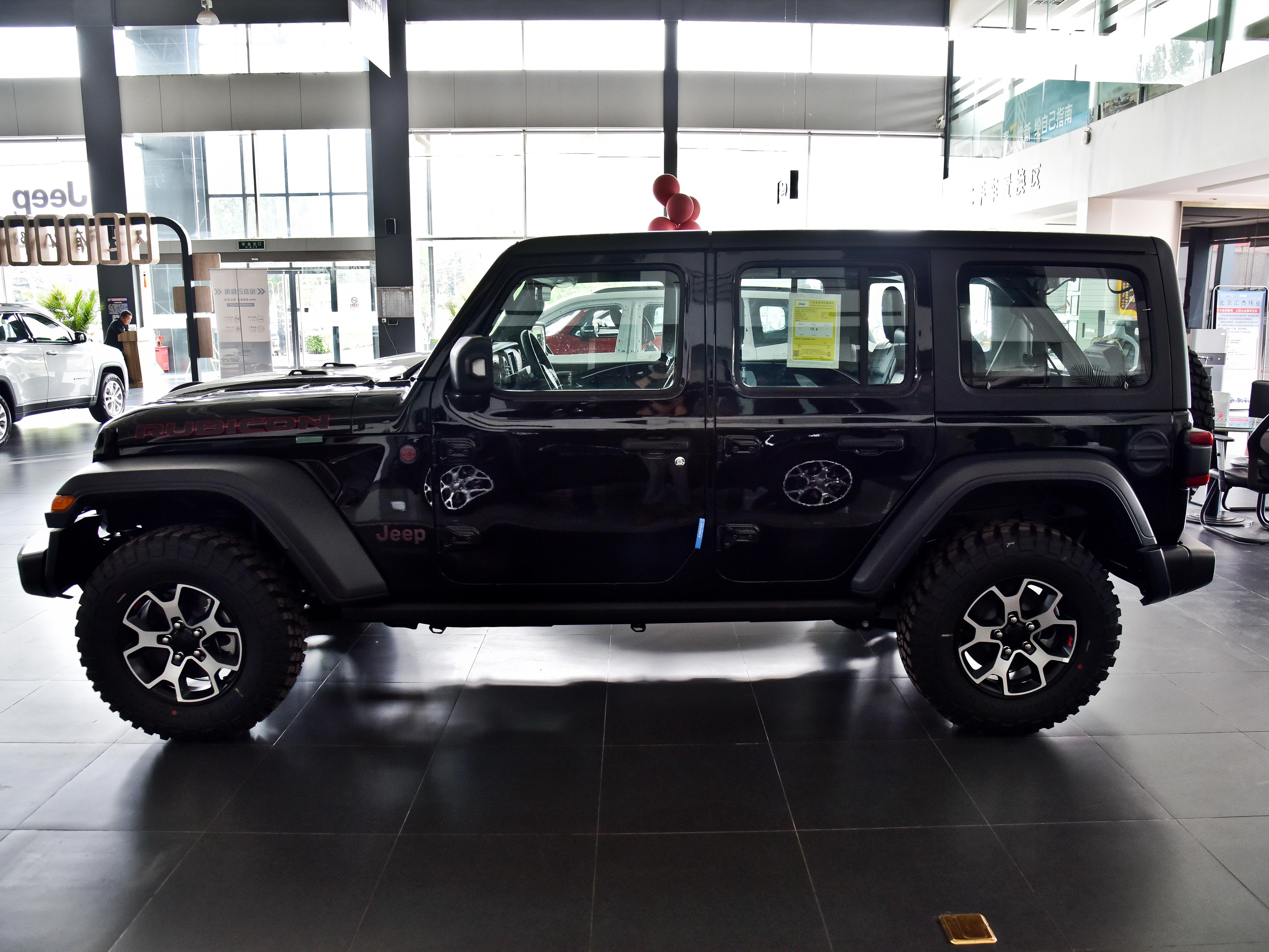 四驱顶级油耗降低,内饰精致配置高进口越野suv,实拍吉普牧马人