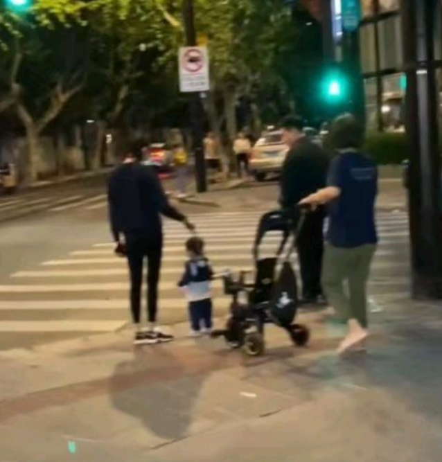 奚夢瑤帶兒子廁所拍照！挺孕肚穿裙子胖一圈，臺子上萬元玩具搶鏡