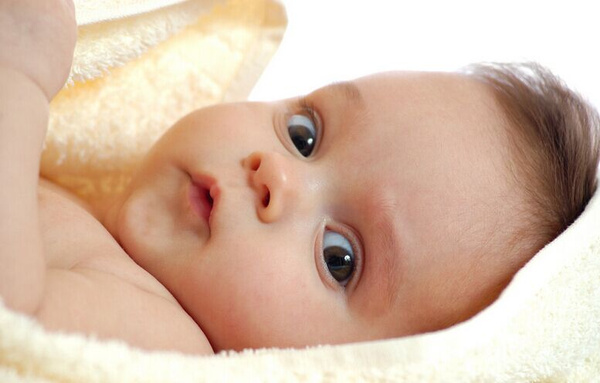 宝宝睡醒后如果有这些反应，说明智商发育程度，比同龄人更胜一筹